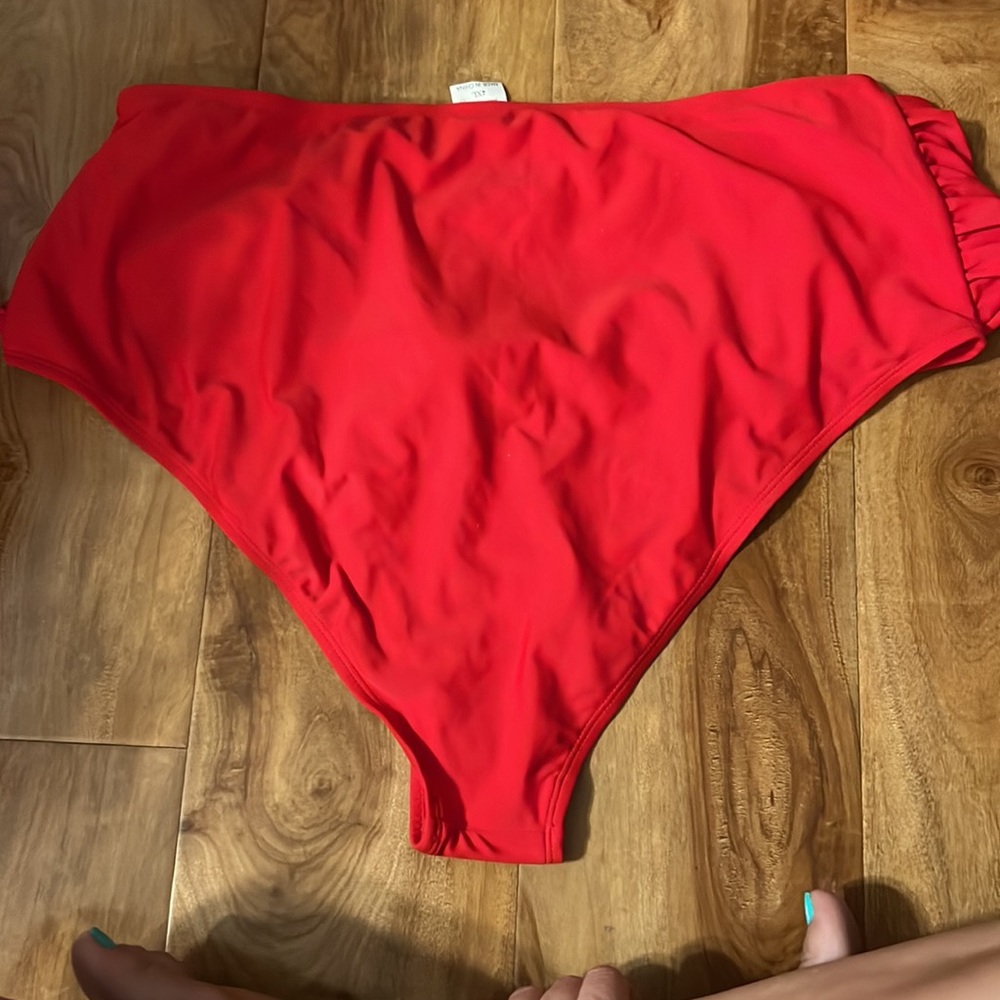Red bikini 👙 - Picture 3 of 5